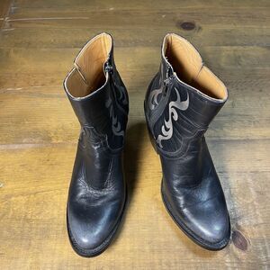 Women’s Luchessi Ankle Boots 6B Zipper Black Etched Leather Block Heel